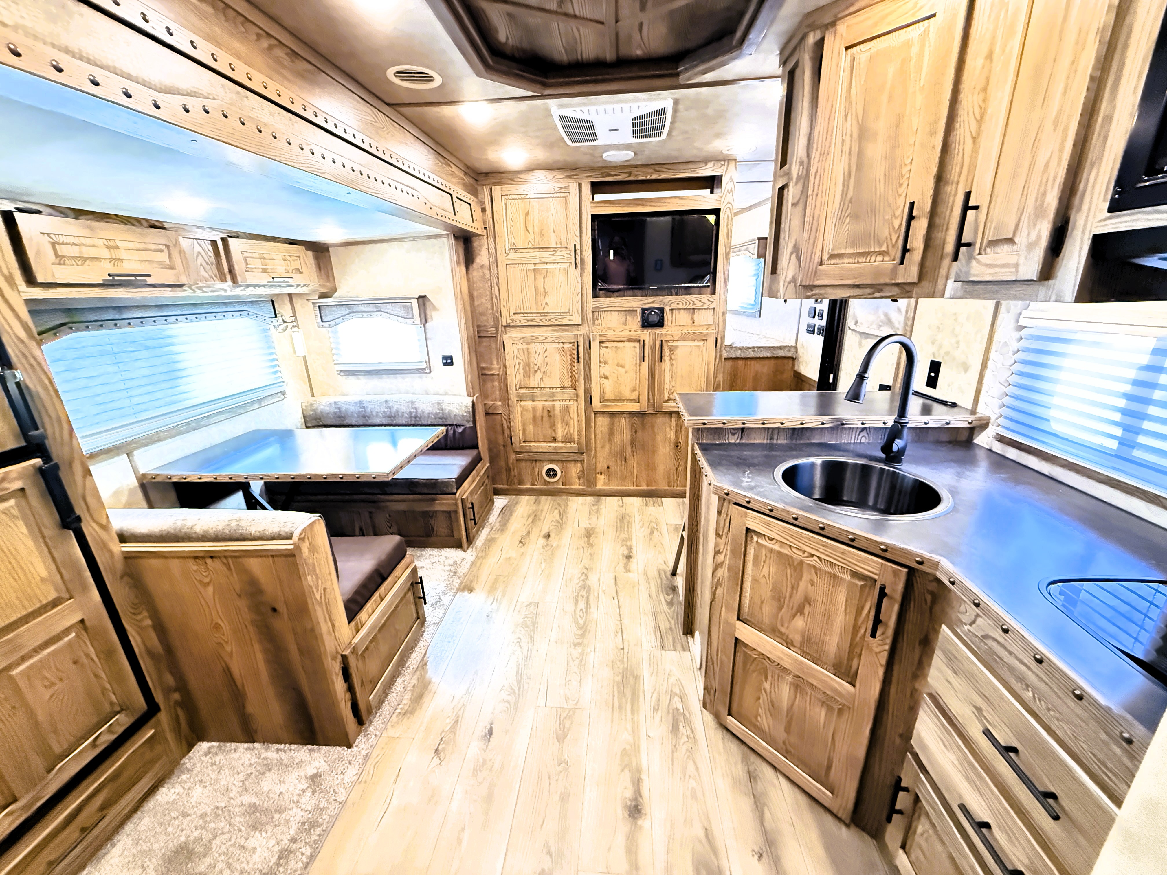 2027 Lakota IN8519TBB Living Quarters