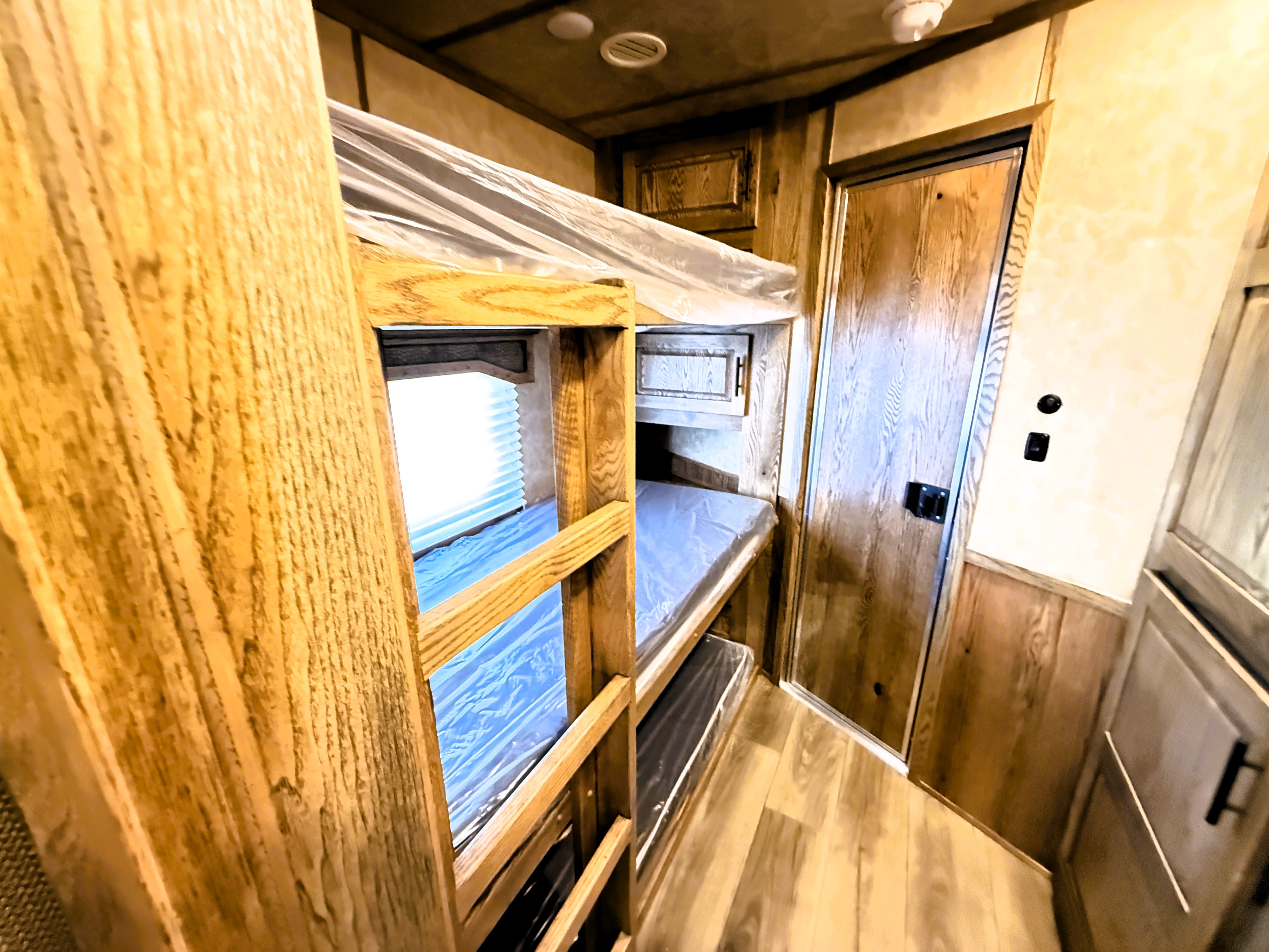 2027 Lakota IN8519TBB Living Quarters