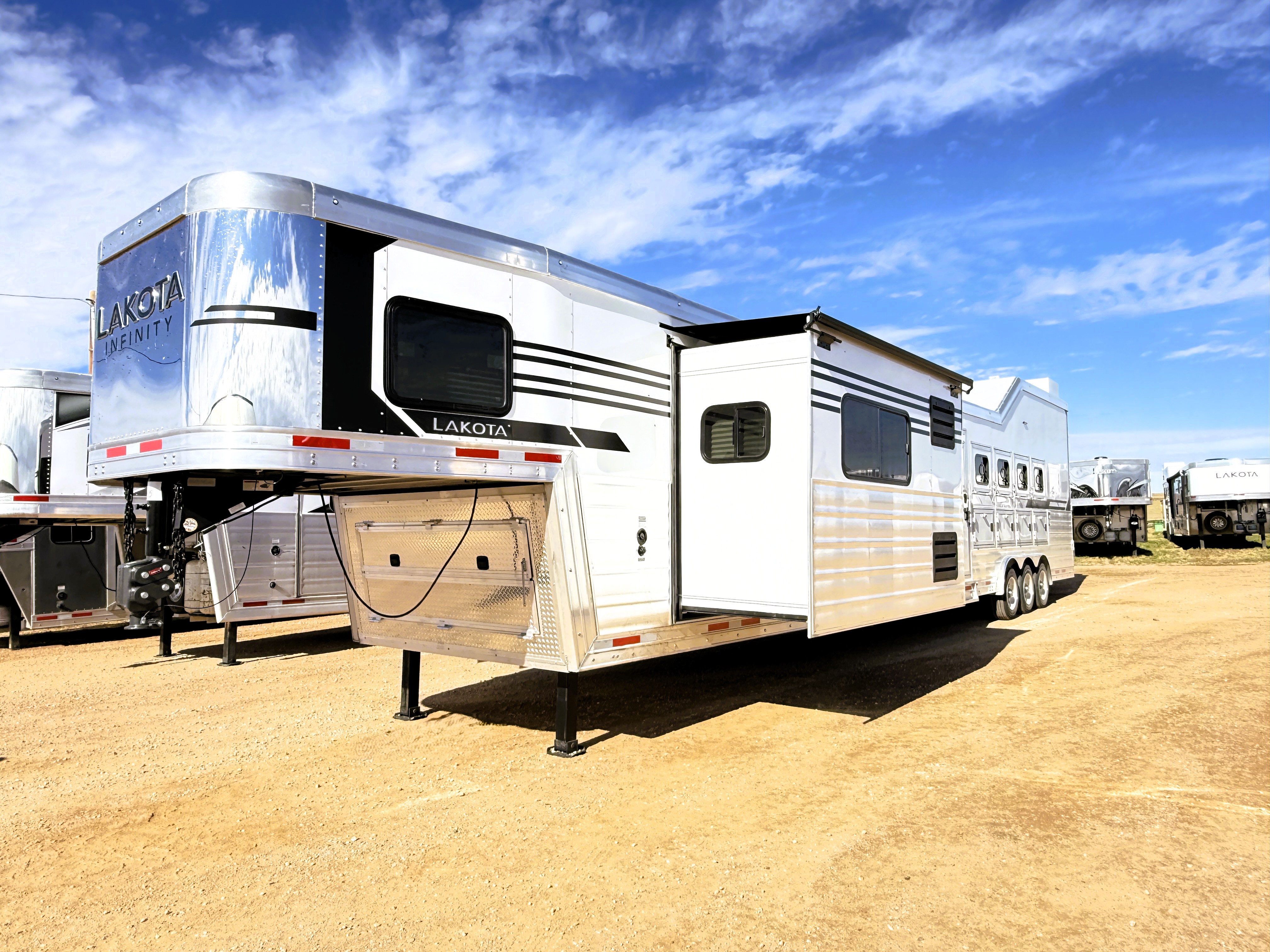 2027 Lakota IN8519TBB Living Quarters
