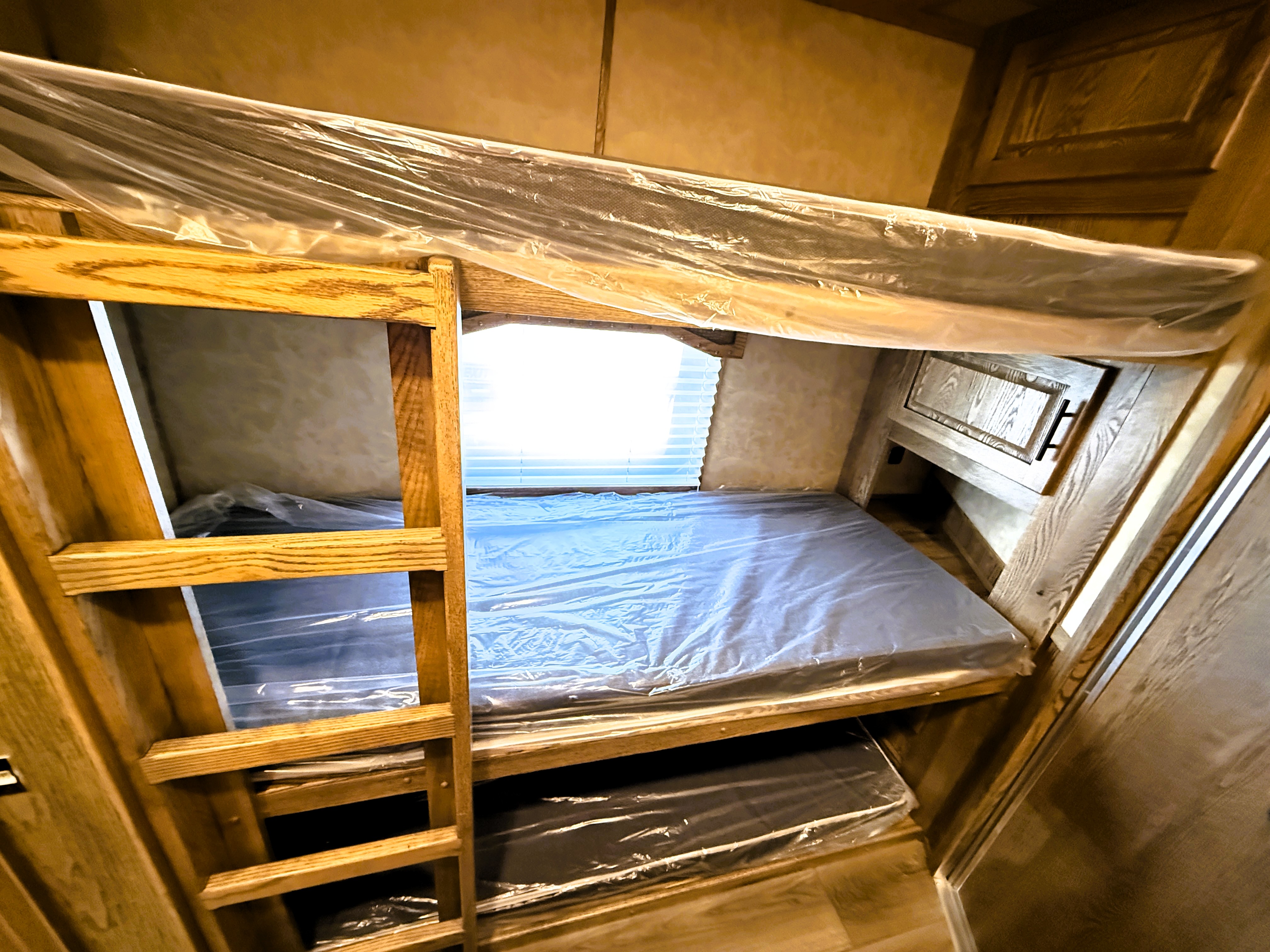 2027 Lakota IN8519TBB Living Quarters