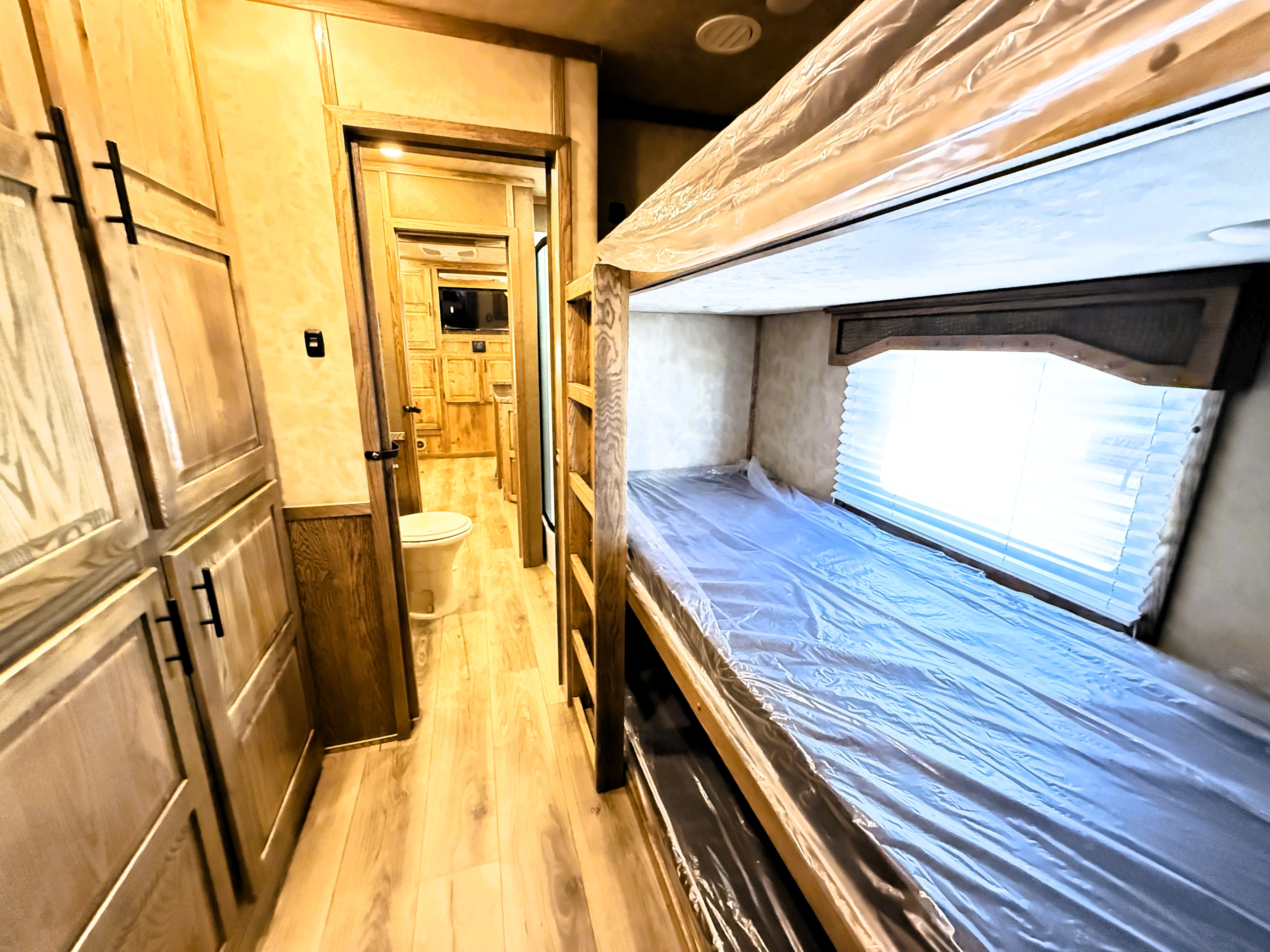 2027 Lakota IN8519TBB Living Quarters