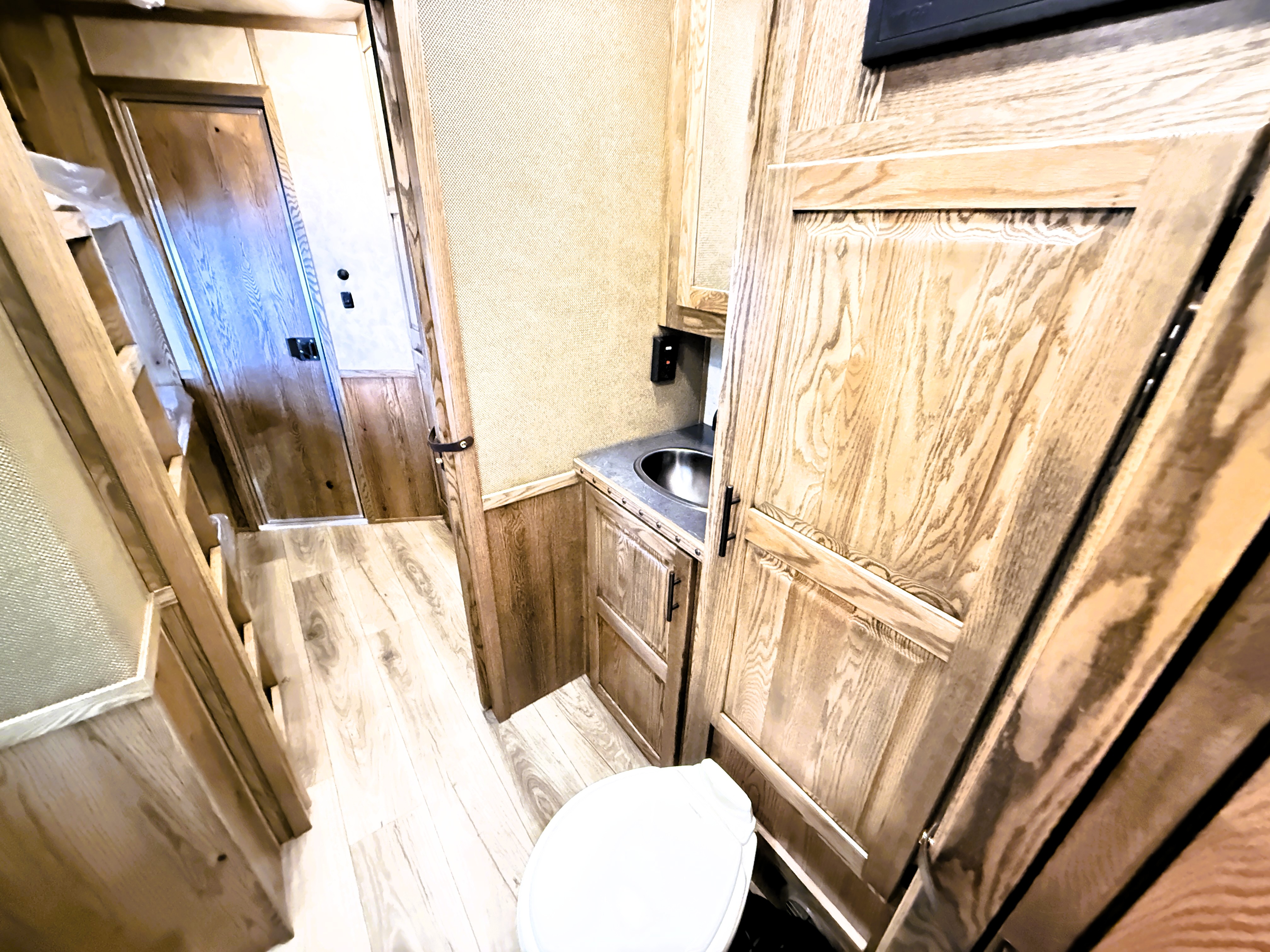 2027 Lakota IN8519TBB Living Quarters