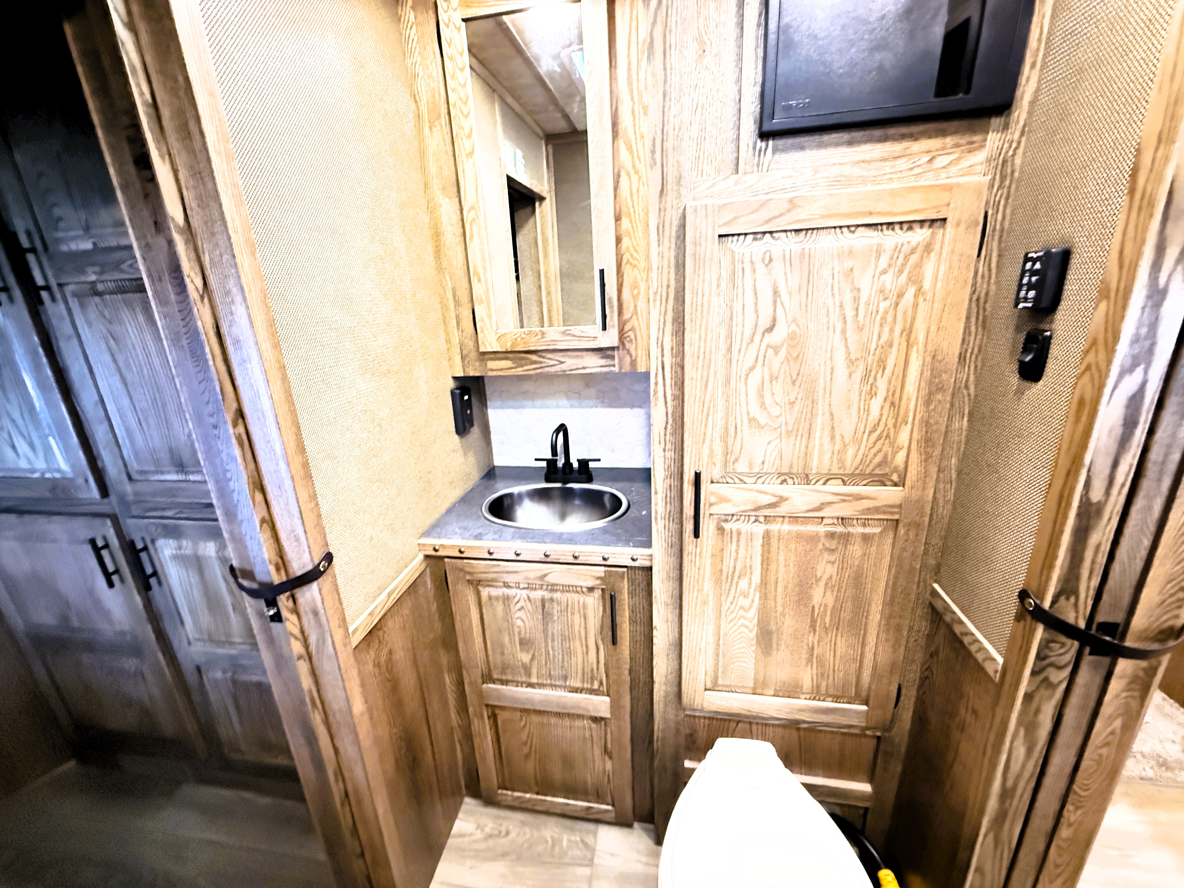 2027 Lakota IN8519TBB Living Quarters