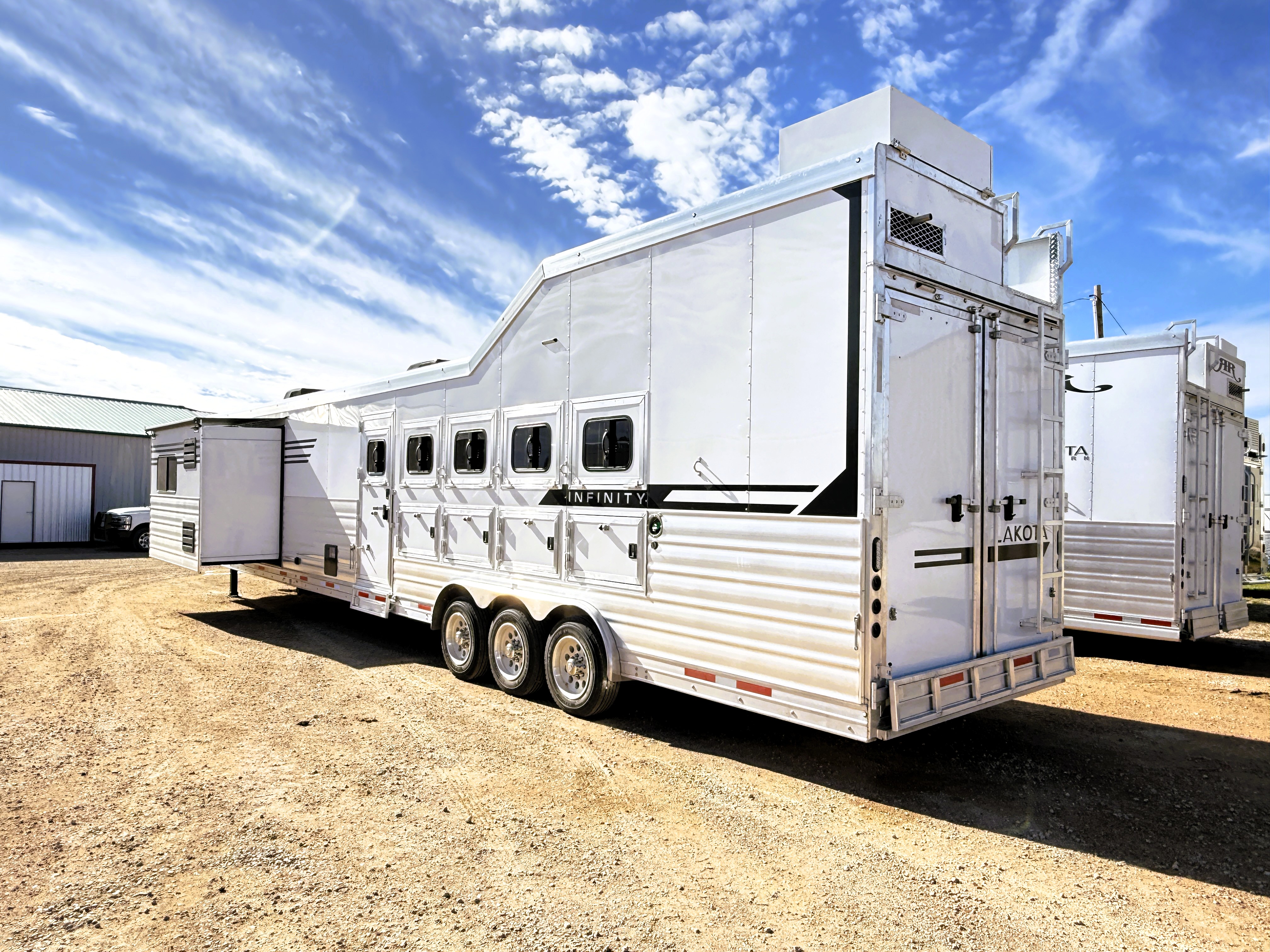 2027 Lakota IN8519TBB Living Quarters