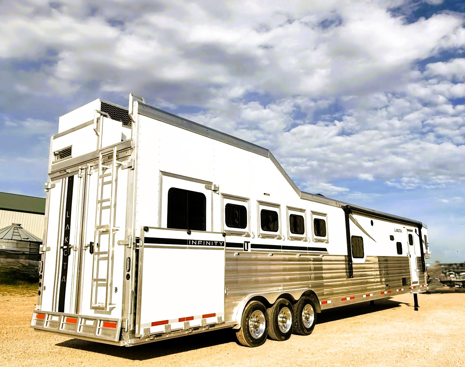 2027 Lakota IN8519TBB Living Quarters