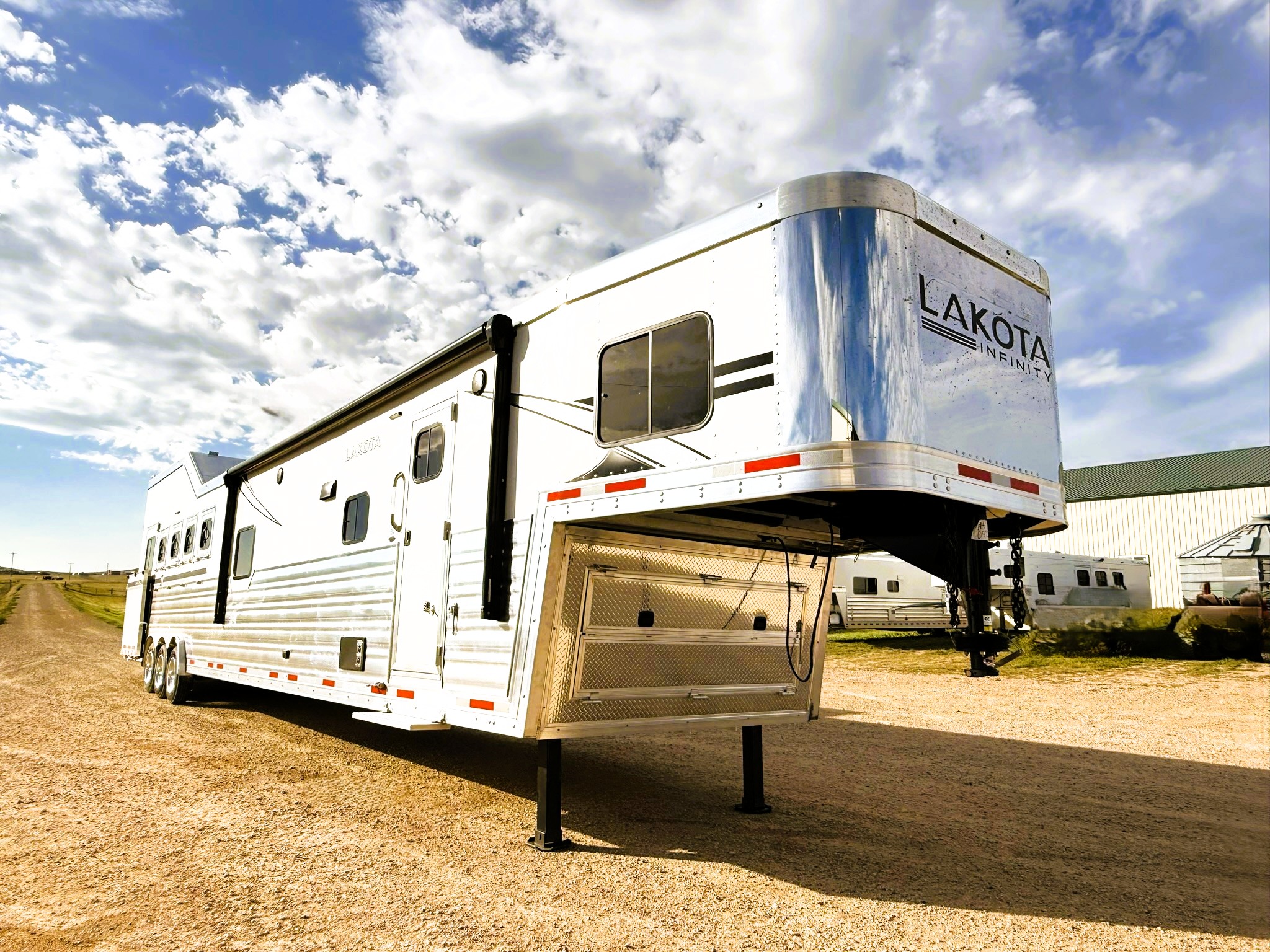 2027 Lakota IN8519TBB Living Quarters